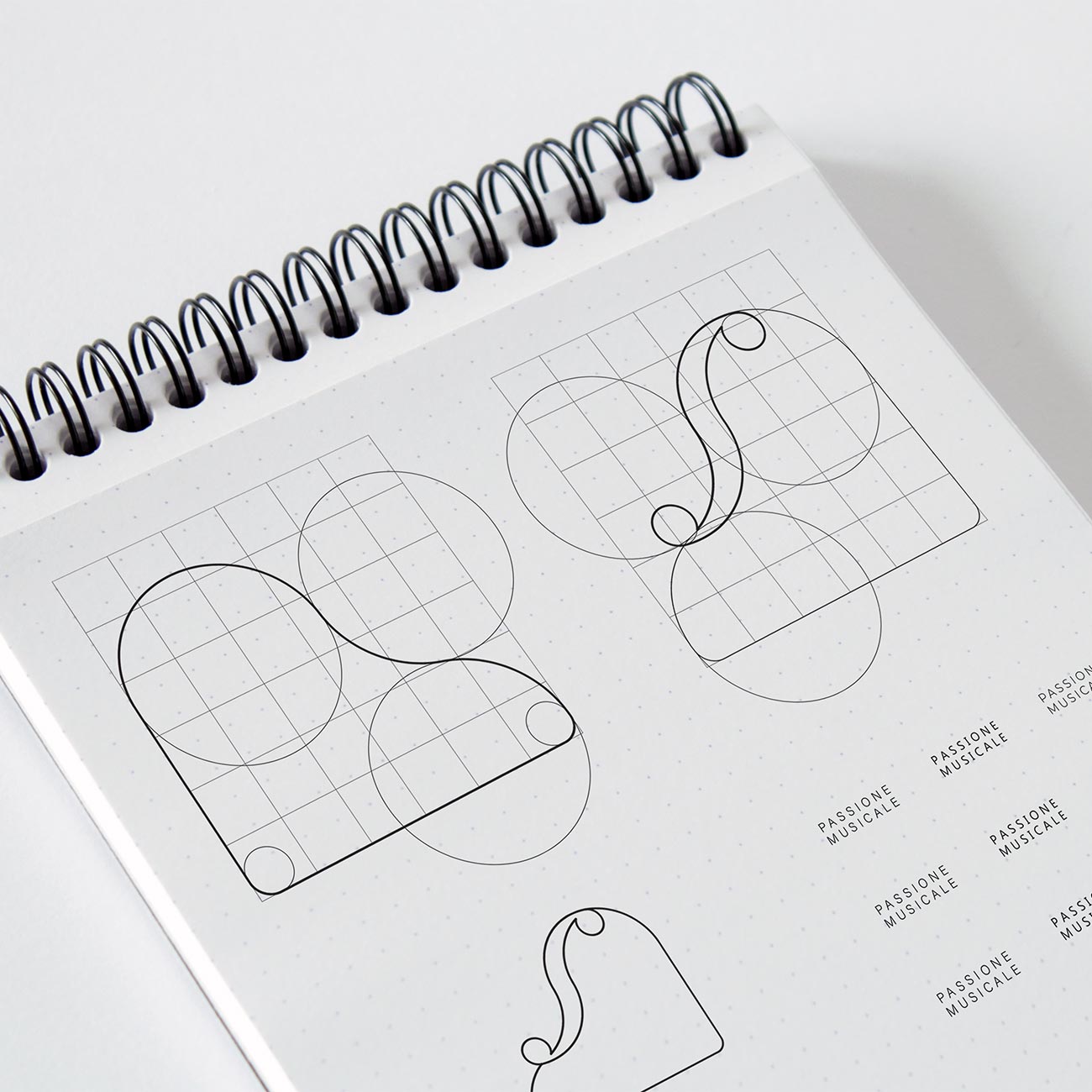 Sketch che riproduce la costruzione di un logo per la scuola Passione musicale.