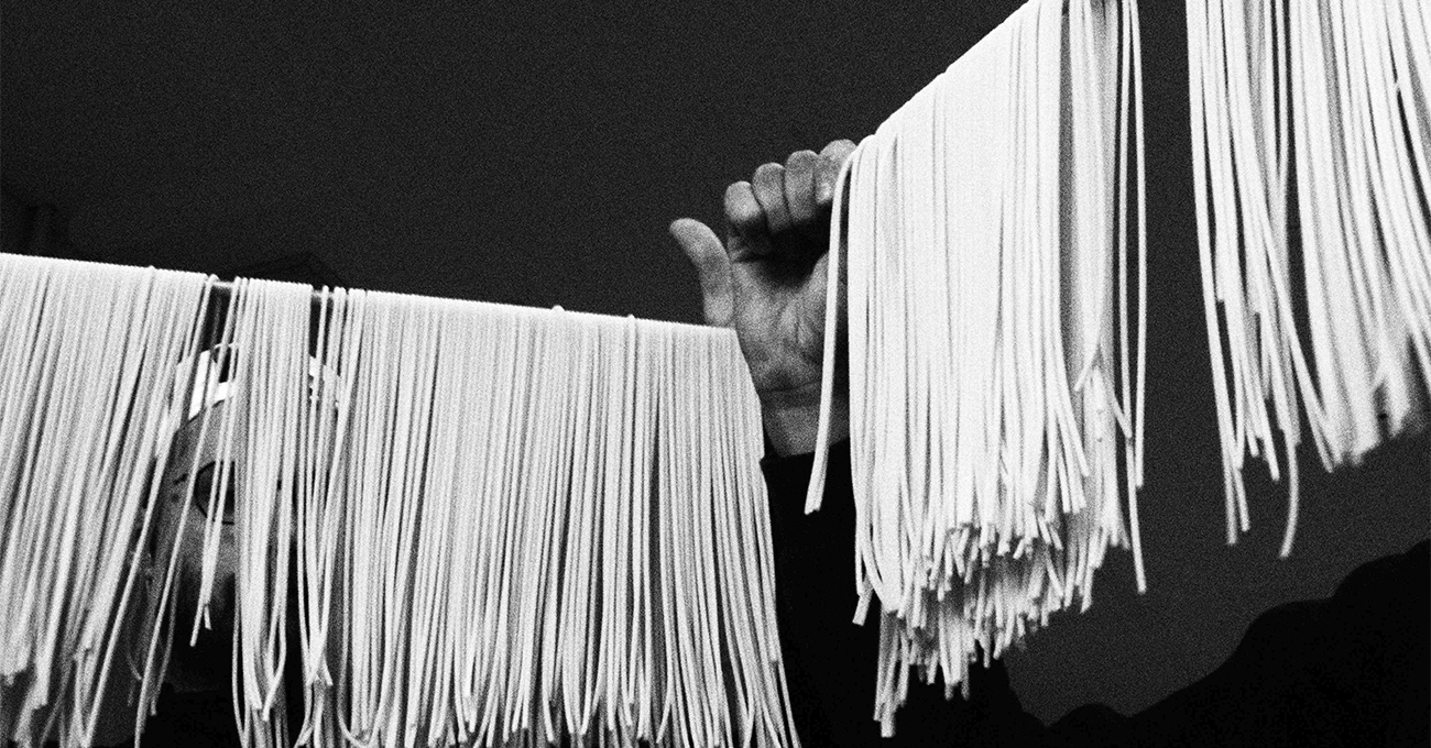 Pastificio lo spago. Due persone vengono fotografate durante una delle fasi di produzione degli sapaghetti.